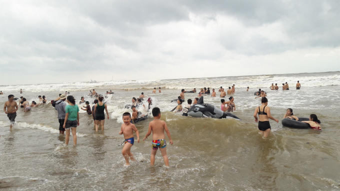 Nhiều người bất chấp cảnh b&aacute;o vẫn tắm biển trước giờ b&atilde;o đổ bộ.