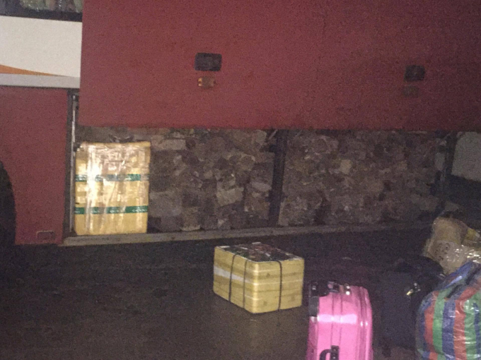 Khoảng 3,2 tấn gỗ cẩm chất đầy trong th&ugrave;ng xe