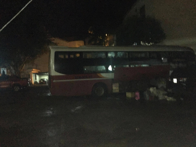 Chiếc xe kh&aacute;ch vận chuyển gỗ tr&aacute;i ph&eacute;p.