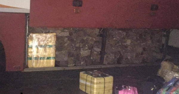 Đắk Lắk: Bắt xe khách vận chuyển gỗ cẩm trái phép giấu trong thùng xe