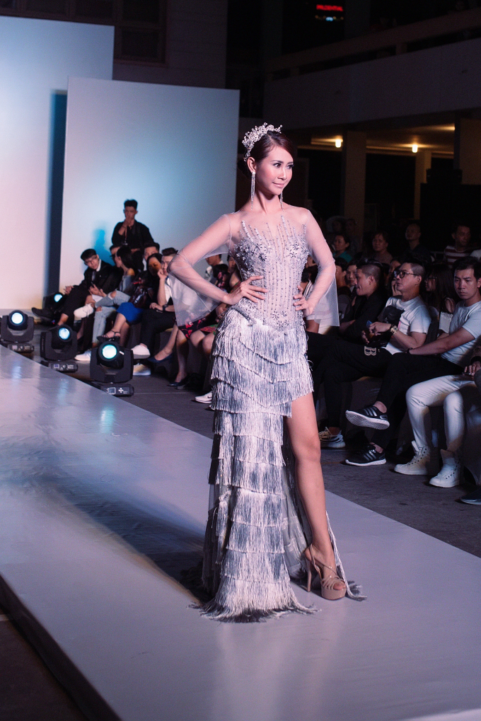 Nữ Ho&agrave;ng Du Lịch Li&ecirc;n Phương c&ugrave;ng 100 nghệ sĩ