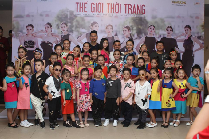 Nữ Ho&agrave;ng Du Lịch Li&ecirc;n Phương c&ugrave;ng 100 nghệ sĩ