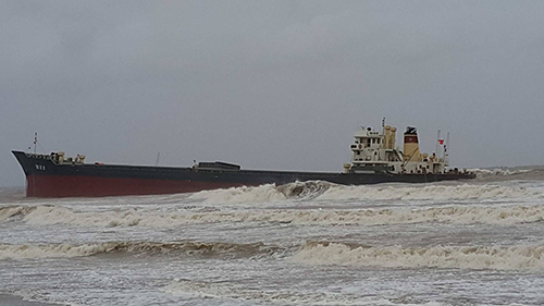 Một con t&agrave;u lớn bị s&oacute;ng đ&aacute;nh dạt v&agrave;o bờ ở thị x&atilde; Cửa L&ograve;. Ảnh:&nbsp;Hải B&igrave;nh.
