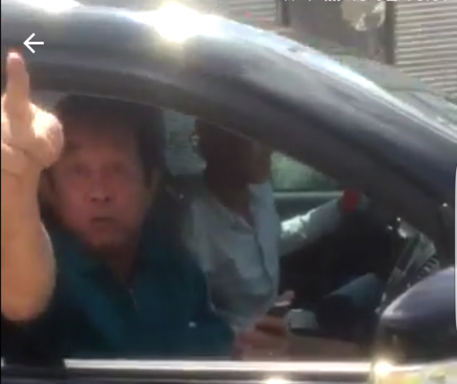 Người đ&agrave;n &ocirc;ng ngồi tr&ecirc;n xe đang lăng mạ CSGT. (ảnh cắt từ clip)