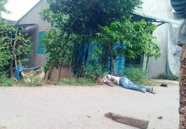 Nạn nh&acirc;n gục ng&atilde; ngay b&ecirc;n đường. (Ảnh: b&aacute;o D&acirc;n tr&iacute;)