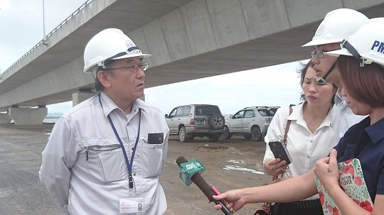 Kỹ sư Hiroshi NAMBA trả lời ph&oacute;ng vi&ecirc;n.