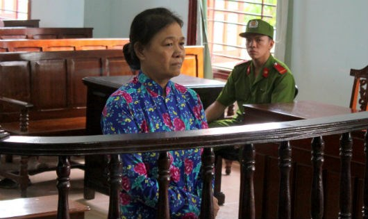 Bị c&aacute;o trước v&agrave;nh m&oacute;ng ngựa,