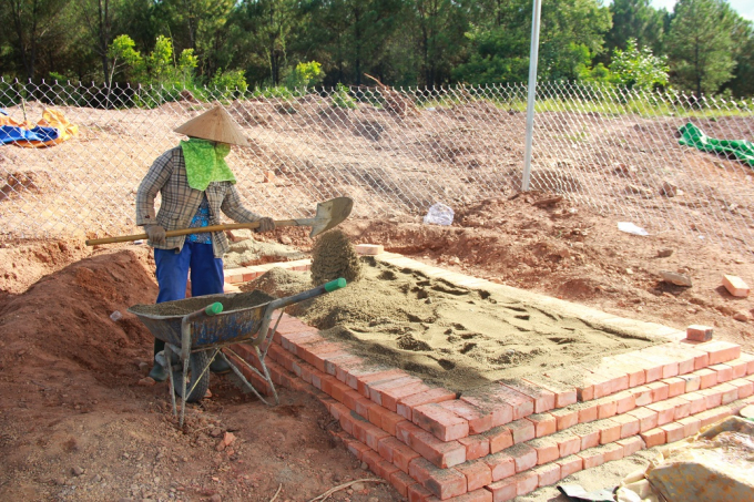 Huyệt mộ được đắp tạm bằng gạch v&agrave; lấp c&aacute;t l&ecirc;n, chưa được ph&eacute;p x&acirc;y ki&ecirc;n cố chờ &yacute; kiến chỉ đạo.