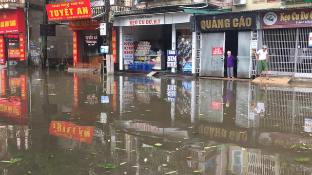 B&atilde;o qu&eacute;t qua, c&acirc;y đổ ngổn ngang, nhiều đường bị ngập