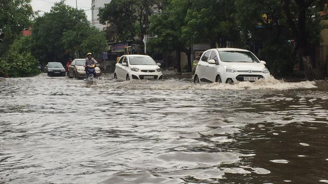 Nhiều tuyến đường TP Vinh ngập nặng.