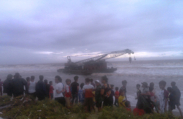 Người d&acirc;n x&atilde; Hoằng Trường ph&aacute;t hiện 2 con t&agrave;u lạ bị s&oacute;ng đ&aacute;nh tr&ocirc;i v&agrave;o bờ