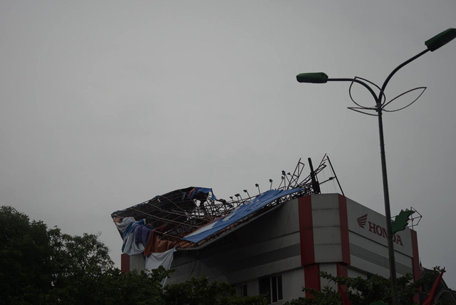 Biển hiệu quảng c&aacute;o bị b&atilde;o quật đổ rất nhiều.