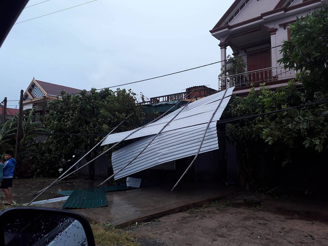 B&atilde;o qu&eacute;t qua, c&acirc;y đổ ngổn ngang, nhiều đường bị ngập