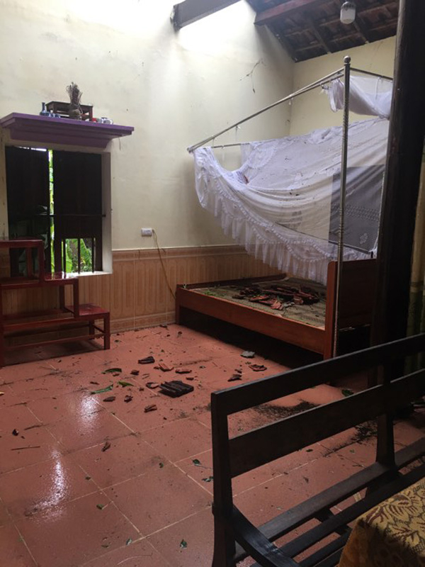Một nh&agrave; d&acirc;n ở x&oacute;m 1 x&atilde; Thạch Hưng, TP H&agrave; Tĩnh bị b&atilde;o đ&aacute;nh bay m&aacute;i ng&oacute;i, g&acirc;y nhiều thiệt hại.