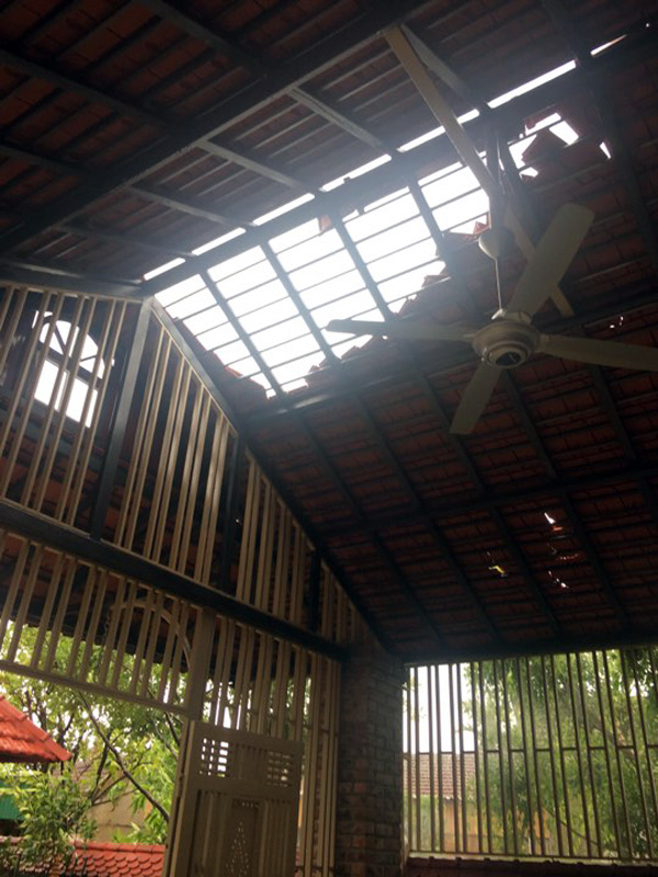 Một qu&aacute;n c&agrave; ph&ecirc; ở x&atilde; Thạch Hưng, TP H&agrave; Tĩnh bị b&atilde;o đ&aacute;nh bay một phần m&aacute;i ng&oacute;i.