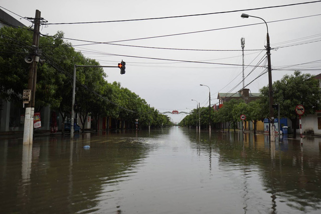 Mưa đ&atilde; tạnh nhưng nhiều tuyến đường tại H&agrave; Tĩnh vẫn ngập trong nước.