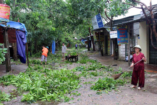 Cả khu phố tan t&aacute;c, người d&acirc;n s&aacute;ng sớm tranh thủ b&atilde;o tan ra dọn dẹp.