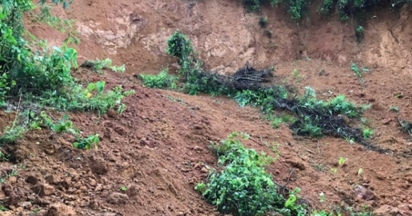 Nhiều nơi bị cô lập sau bão, di dân khẩn cấp khỏi vùng nguy hiểm