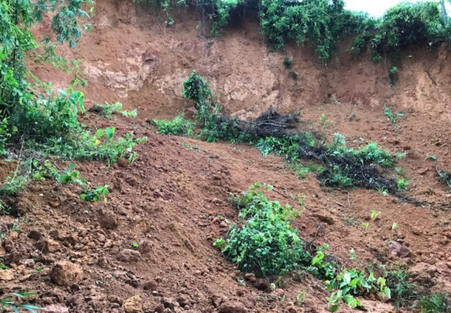 Xuất hiện t&igrave;nh trạng sạt lở đất