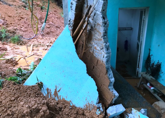 S&aacute;t lở đất l&agrave;m sập nh&agrave; d&acirc;n tại x&atilde; Tr&iacute; Nang