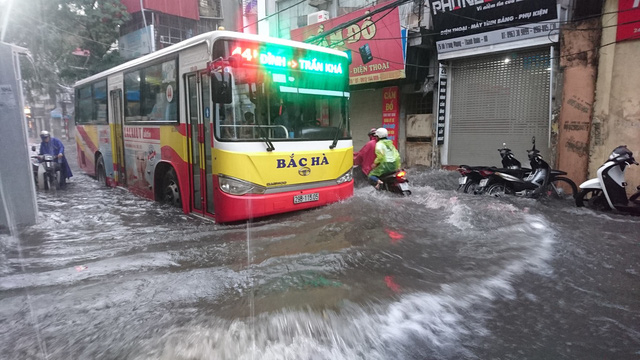 &nbsp;Tuyến phố ngập lụt, xe m&aacute;y phải dắt bộ vượt qua.