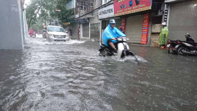 &nbsp;Nước ngập s&acirc;u gần cả b&aacute;nh xe m&aacute;y.