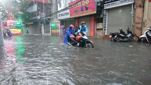 Những chiếc xe m&aacute;y kh&ocirc;ng thể vượt qua, buộc phải dắt bộ&nbsp;