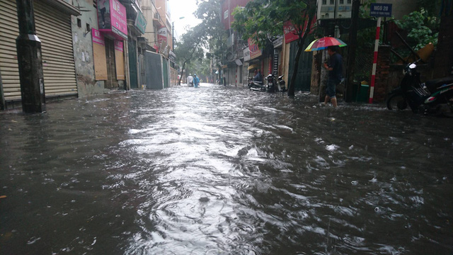 &nbsp;Nước ngập s&acirc;u tr&ecirc;n một tuyến phố.