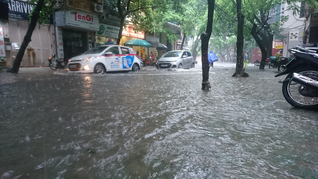 &nbsp;Nước ngập l&ecirc;nh l&aacute;ng dưới mặt&nbsp;đường, kh&ocirc;ng ph&acirc;n biệt&nbsp;đ&acirc;u l&agrave; vỉa h&egrave;&nbsp;đ&acirc;u l&agrave; l&ograve;ng&nbsp;đường.