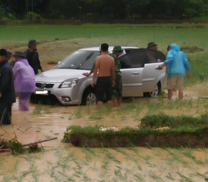 Người d&acirc;n xung quanh tập trung hỗ trợ đưa chiếc xe l&ecirc;n đường. (Ảnh: CTV)