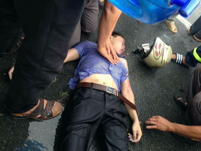 Nam thanh ni&ecirc;n được người d&acirc;n sơ cứu v&agrave; đưa v&agrave;o bệnh vi&ecirc;n cấp cứu n&ecirc;n sức khoẻ dần ổn định.&nbsp;