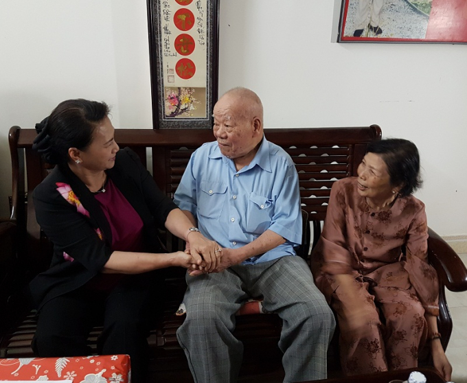 Chủ tịch Quốc hội Nguyễn Thị Kim Ng&acirc;n (&aacute;o đen) gh&eacute; thăm nh&agrave; Đại t&aacute; Trần Kim Anh.