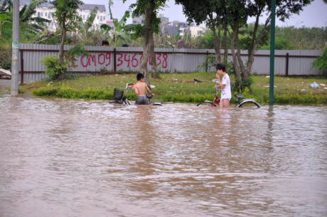 Chưa kể, trước đ&oacute;, từ đầu năm 2016, t&ograve;a nh&agrave; n&agrave;y nhiều lần bị nước lũ bao v&acirc;y, đợt l&acirc;u nhất cũng đến 3-4 ng&agrave;y. Hồi th&aacute;ng 5/2016, nước tr&agrave;n v&agrave;o tầng hầm của t&ograve;a nh&agrave; khiến thang m&aacute;y ngừng hoạt động.