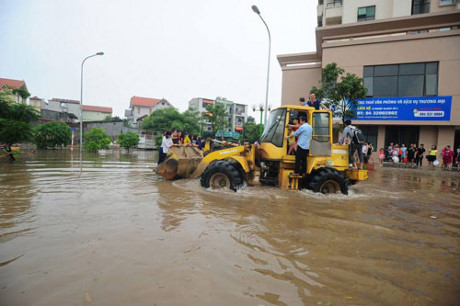 Khoảng chục người một lượt vận chuyển qua chỗ ngập để c&oacute; thể