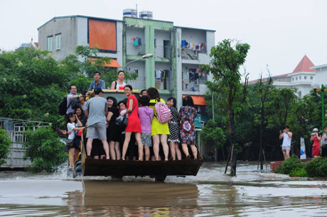 Nguy&ecirc;n nh&acirc;n được cho l&agrave; khu vực n&agrave;y thấp hơn hẳn nửa m&eacute;t so với mặt đường Phạm Văn Đồng... Ảnh: D&acirc;n Việt.