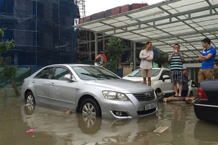 Giao th&ocirc;ng quanh khu vực t&ecirc; liệt ho&agrave;n to&agrave;n. C&aacute;c con đường nội bộ trong khu đ&ocirc; thị cũng ngập s&acirc;u kh&ocirc;ng thể đi lại bằng xe m&aacute;y. Ảnh: Lao động.