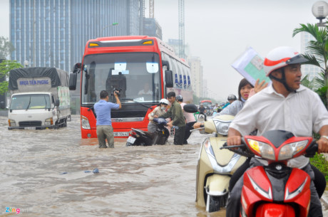 Khu chung cư n&agrave;y nằm tr&ecirc;n đường Phạm H&ugrave;ng gần khu rẽ v&agrave;o Mễ Tr&igrave;, l&agrave; điểm ngập quen thuộc của Thủ đ&ocirc; mỗi khi m&ugrave;a mưa tới. Ảnh: Zing.