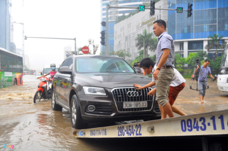 Đoạn đường nằm s&aacute;t khu chung cư n&agrave;y c&oacute; thời điểm ch&igrave;m trong biển nước với độ ngập s&acirc;u hơn 60cm, chỗ trũng nhất nước d&acirc;ng cao khoảng 80 cm. H&igrave;nh ảnh được Zing ghi nhận tr&ecirc;n đường Dương Đ&igrave;nh Nghệ l&uacute;c 8h30 s&aacute;ng 25/5/2016. Ảnh: Zing.