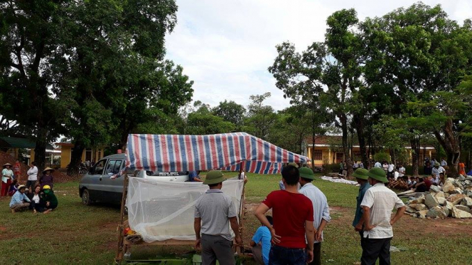 Sau khi xảy ra tai nạn, người d&acirc;n c&ugrave;ng th&acirc;n nh&acirc;n 2 ch&aacute;u đ&atilde; c&oacute; mặt tại hiện trường vụ việc.