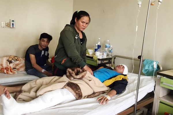 C&aacute;c nạn nh&acirc;n được cấp cứu tại&nbsp;Bệnh viện đa khoa Kh&aacute;nh H&ograve;a. (Ảnh: TNO)