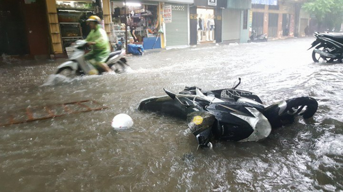 Mưa lớn l&agrave;m nhiều tuyến phố bị ngập nghi&ecirc;m trọng.