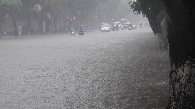 Do lượng mưa lớn xảy ra với cường độ mạnh, nhiều tuyến phố bị ngập. C&aacute;c phương tiện tham gia giao th&ocirc;ng gặp kh&oacute; khăn.