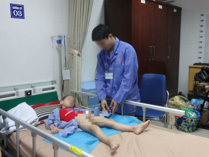 Anh&nbsp;Đ.V.C (Kho&aacute;i Ch&acirc;u, Hưng Y&ecirc;n)&nbsp;đang chăm s&oacute;c con mắc bệnh S&ugrave;i m&agrave;o g&agrave; tại Bệnh viện Da liễu Trung ương. Ảnh: Ngọc Nga