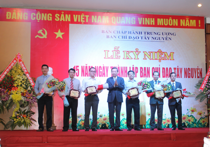 Thượng tướng T&ocirc; L&acirc;m đ&atilde; trao kỉ niệm chương v&igrave; sự nghiệp ph&aacute;t triển T&acirc;y Nguy&ecirc;n cho c&aacute;c c&aacute; nh&acirc;n.