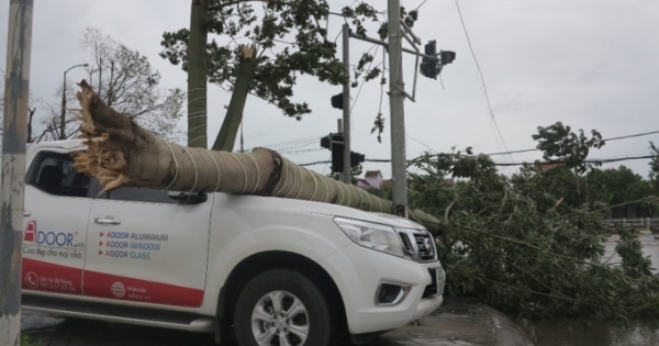 Xe đoàn kiểm tra, khắc phục thiệt hại bão số 2 bị lật, hai người tử vong