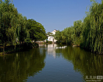 Con s&ocirc;ng chảy đằng sau nh&agrave; Chu Vĩnh Khang.