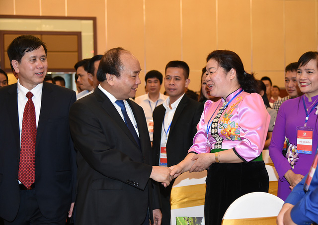 Thủ tướng tiếp x&uacute;c, gặp gỡ c&aacute;c chủ doanh nghiệp, nh&agrave; đầu tư v&agrave; l&atilde;nh đạo địa phương (ảnh: VGP).