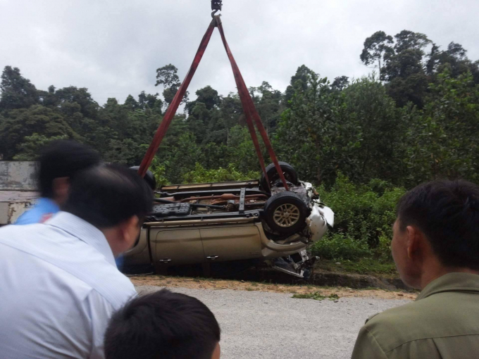 Chiếc xe chở đo&agrave;n c&aacute;n bộ kiểm tra thiệt hại sau b&atilde;o số 2 gặp nạn khiến 2 người tử vong.