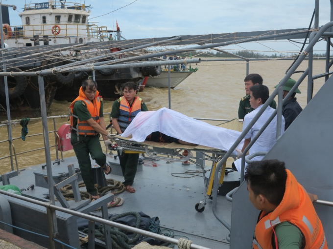 Thi thể 1 thuyền vi&ecirc;n tr&ecirc;n t&agrave;u VTB 26 được đưa v&agrave;o bờ.