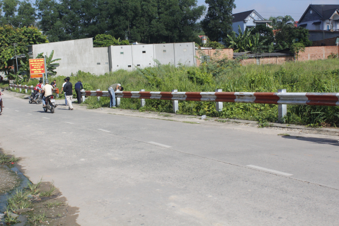 Trường CĐ ANND II dựng r&agrave;o chắn &aacute;n ngữ lối ra v&agrave;o khu đất khiến người d&acirc;n bức x&uacute;c.